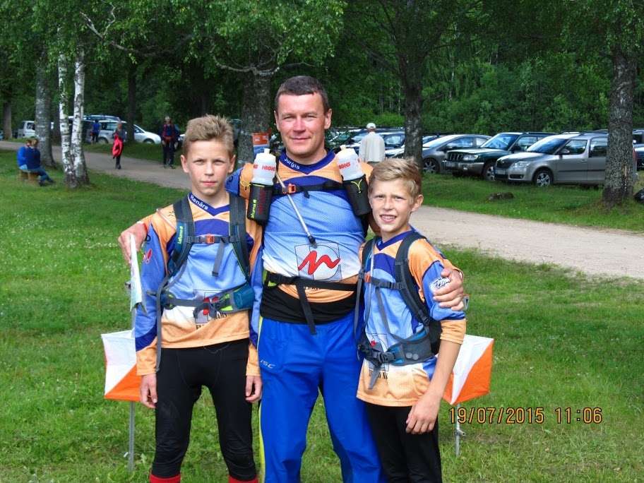 24 stundu sacensībās augstvērtīgāko rezultātu uzrādīja komanda Kikuti-99. Tajā startēja Jurģis Eberhards ar 13 gadīgajiem dēliem Rūdolfu un Renāru. Viņiem izdevās savākt 295 punktus 80 komandu konkurencē izcīnot 10. vietu un savā grupā MO finišējot sestajā vietā.
Autors: MĀRIS STABIŅŠ