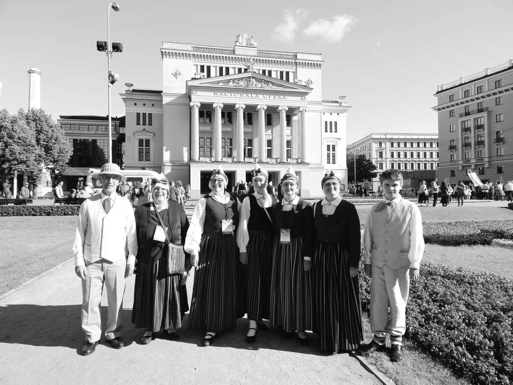 Folkloras kopas “Nāburgi” dalībnieki gatavojas dziedāšanai Rīgā kanāla malā pie operas.   
Autors:  RAIMONDS REINHOLDS