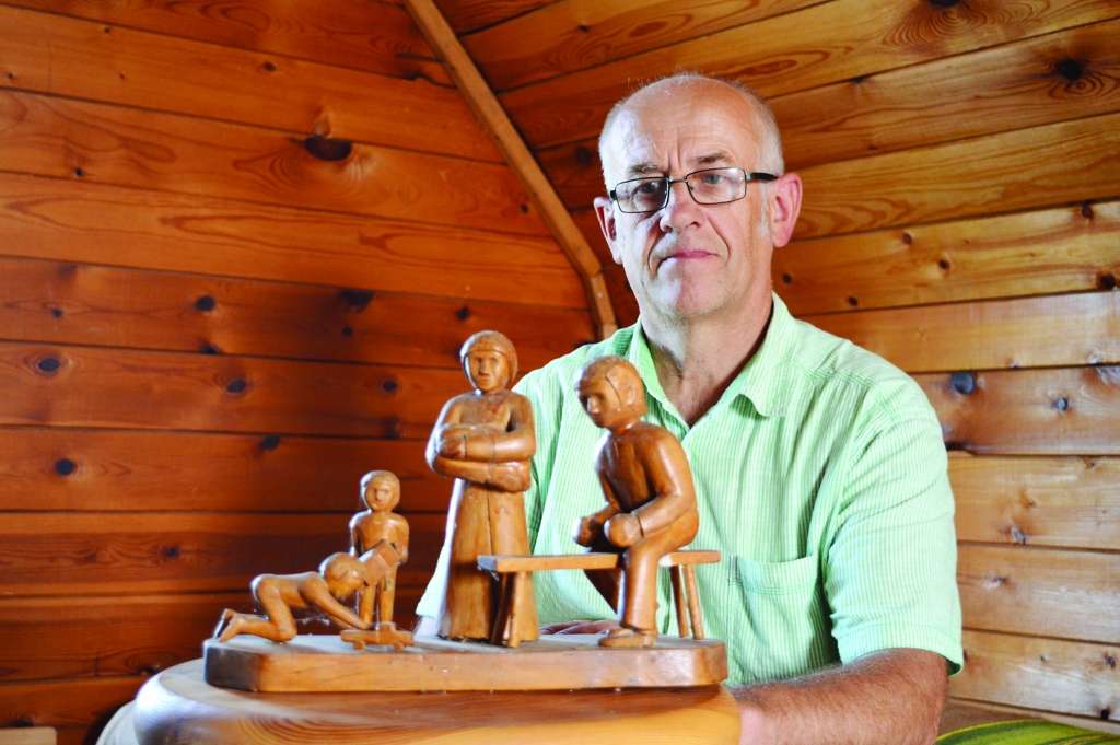 Smiltenieša Gunta Priedītes sirdslieta jau vairākus gadu desmitus ir koka skulptūru veidošana. Tēvs, māte un bērni –  viena no pirmajām koka skulptūrām, ko septiņdesmito gadu vidū darinājis Guntis.
Autors: SANTA SINKA