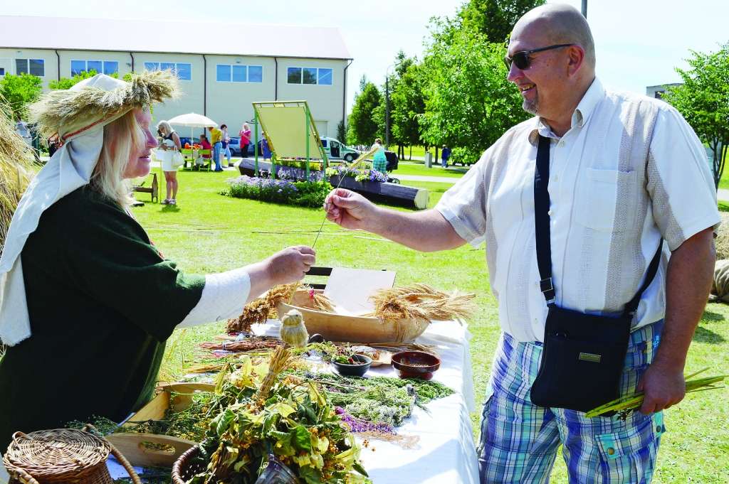Izzināt dabu savās radošajās darbnīcās aicināja Rīgas Latviešu biedrības “Sprīdīša skola”. Balvu par labām zināšanām saņem smiltenietis Juris Paleps. 
Autors: SANDRA PĒTERSONE