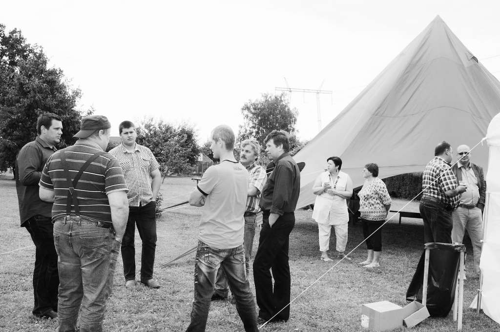 Pēc lauku apskates saimnieki savā starpā apsprieda redzēto un degustēja Ināras Pakalnas kartupeļus. Pēdējais laiks pavaļoties, jo drīz – kulšana. 
Autors: AIVARS ZILBERS