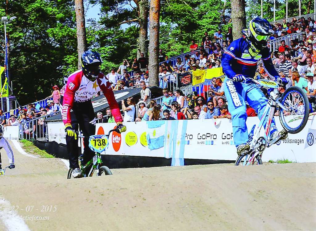 Valkas BMX kluba dalībnieks Kristaps Ozoliņš (no kreisās) cenšas panākt brauciena līderi – sportistu no Francijas.  
Autors: NO SPORTISTA PERSONĪGĀ ARHĪVA    