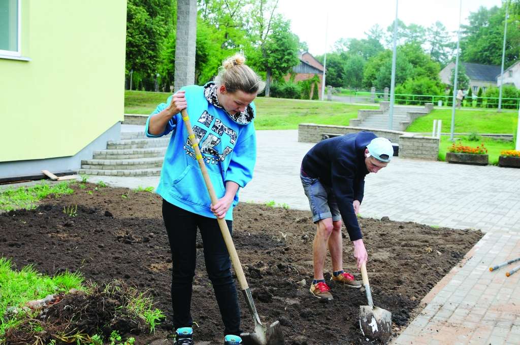 Firmas “SiMC” darbinieki ap skolu izlīdzina melnzemi, lai pēc tam iesētu zālāju.
Autors: AIVARS ZILBERS