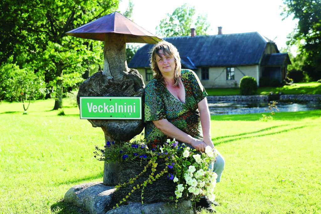 Šovasar Smiltenes pilsētas centrā vislielākā uzmanība tika pievērsta vides dekoram – no bērzu zariem veidotam zirgam, kas no attāluma atgādināja īstu rikšotāju. Ne tikai vietējie, bet arī pilsētas viesi gāja tam klāt fotografēties. Zirgs pavisam nesen nokļuva ne tikai uz “Ziemeļlatvijas” 1. lapas, bet arī Zemgales TV programmas titulbildē. Šobrīd tas stalti izslējies Brantu pagasta “Veckalniņu” pagalmā. “Ziemeļlatvija” devās turp, lai iepazītu šī un vēl vairāku lielformāta darbu, kas arī izpelnījušies cilvēku uzmanību, apbrīnu un prieku, autori – floristi Dzintru Sābuli. Floristika ir Dzintras sirdsdarbs, kas pēdējos gados aizvien vairāk tiek novērtēts un pamanīts no apkārtējo puses. Sieviete atceras, ka pirms gadiem cerējusi atrast darbu divos ziedu veikalos, taču saņēmusi atteikumu. Tagad viņa smaidot atzīst, ka labi vien ir, jo nu vairs pati veikalā negribētu strādāt – pietrūktu brīvības sajūtas. Lai arī pastāvīga darba Dzintrai šobrīd nav, viņa nesūdzas, jo darāmā ir daudz. Floristika ir tikai mazumiņš no tā visa.   
Autors: SANTA SINKA