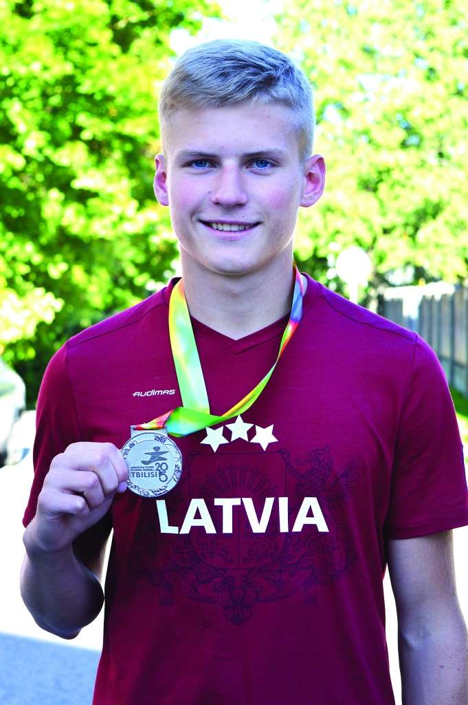 Tik augsta kaluma medaļu, kā šo sudrabu Eiropas Jaunatnes olimpiādē, šķēpmetējs smiltenietis Matīss Velps izcīnījis pirmo reizi. “Tā man daudz ko nozīmē,” atzīst  Matīss. 

Autors: FOTO: SANDRA PĒTERSONE 
