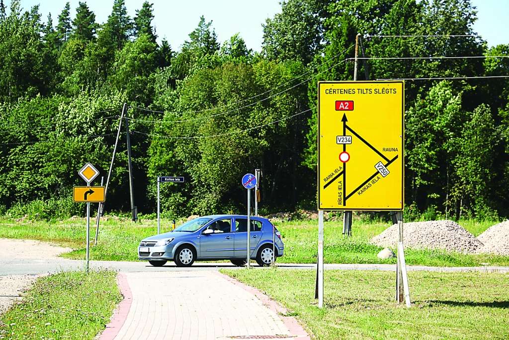 Satiksmes plūsma uz Vidzemi tiek virzīta pa Kaikas ielu, kas līdz šim Smiltenē bija klusa ieliņa, kuras nosaukumu joprojām ne viens vien vietējais nezina.                                                                                                 

Autors:  SANTA SINKA