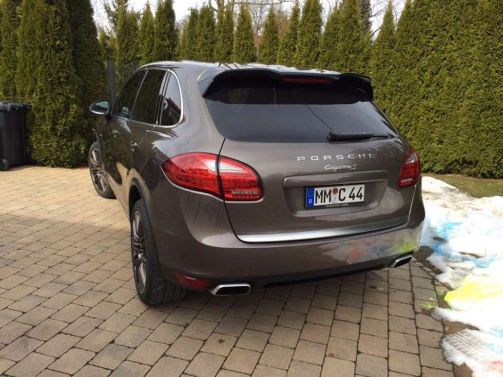 05.08. laika posmā no plkst. 04:00 līdz 05:00 Valmierā Stacijas ielā no mājas pagalma stāvlaukuma tika nozagta a/m Porsche Cayenne brūnā krāsā. Par notikušo policijā uzsākts kriminālprocess.
Autors: draugiem.lv