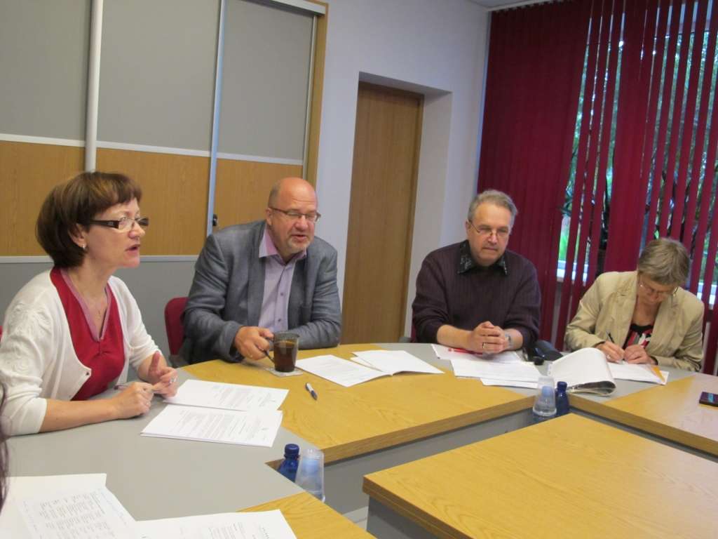 Valkas novada domes deputāte Unda Ozoliņa (pirmā no kreisās) uzskata, ka pašvaldībai neatlaidīgi ar materiālo atbalstu, piešķirot stipendijas, jārosina jauniešus studēt valodas, īpaši kaimiņzemes – igauņu valodu.
                                                                                                                                                                                                                                                  
Autors:   INGA KARPOVA