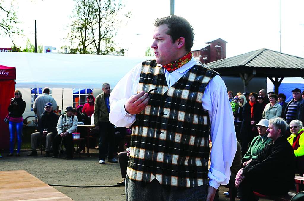 Lai arī valcēnietis Madars Eglīte dzīvo un strādā Valmierā, viņš atrod laiku ierasties uz mēģinājumiem un dejot Valkas pilsētas vidējās paaudzes deju kolektīvā “Aija”.                                                                            
Autors:  ALDIS DUBĻĀNS 