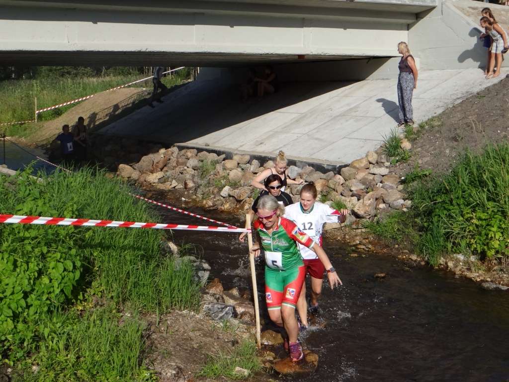 Minitriatlons bija pa spēkam visām vecuma grupām. Upe nebija dziļa, arī pa mežu bija viegli skriet. 