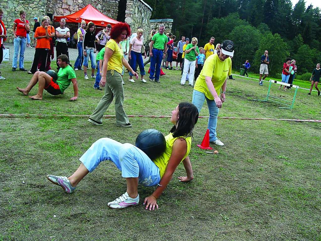 Tie, kuri pirms vairākiem gadiem ir piedalījušies sporta dienā estrādē, šo pasākumu atceras kā atraktīvu un jautru piedzīvojumu.                                                                                                                                                    
Autors:   INGA KARPOVA
