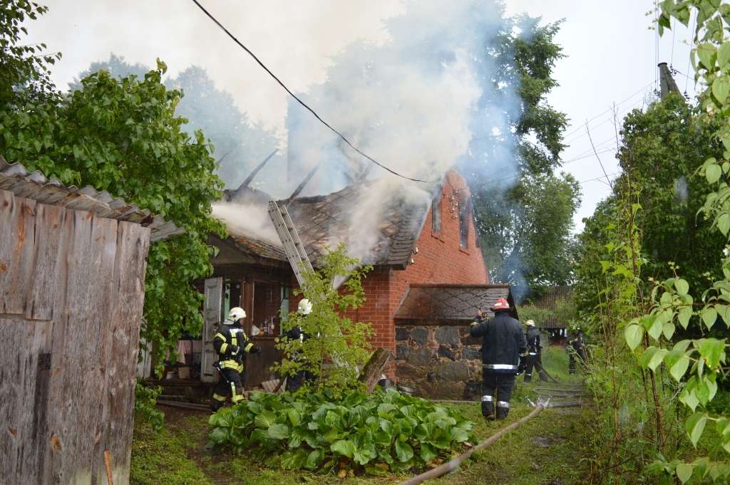 Pirms 24 dienām ugunsdzēsēji jau strādāja Blomes pagastā - Jaunsteģos. Vakar nodega māja tikai aptuevni 100 metrus no šīs ugunsnelaimes vietas.
Autors: Sarmīte Ozola