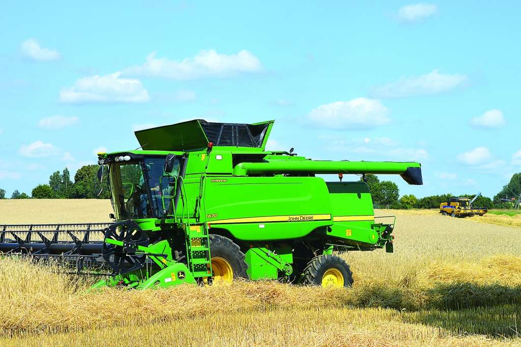 Šo pirmdien pļaut rudzus sāka Variņu pagasta lauksaimniecības uzņēmums SIA “Palsa”, pie viena pārbaudot tehniku un kaltes darbībā. “John Deere” kombainu darba procesā testēja  uzņēmuma valdes priekšsēdētājs Aivis Aizsilnieks.                                                                                                                                                                    
Autors:  SANDRA PĒTERSONE