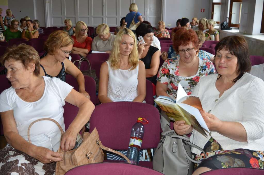 Vasaras skolas dalībniekiem bija iespēja ieklausīties arī lejasciemietes Irisas Puidzes dzejā. Jau iepriekš dzejnieces grāmatā “Dvēsele zem varavīksnes” ieskatījās arī Grundzāles pamatskolas direktore Valda Elstiņa (no labās) un viņas kolēģes.                                                                                                                                                
Autors:   SANDRA PĒTERSONE 