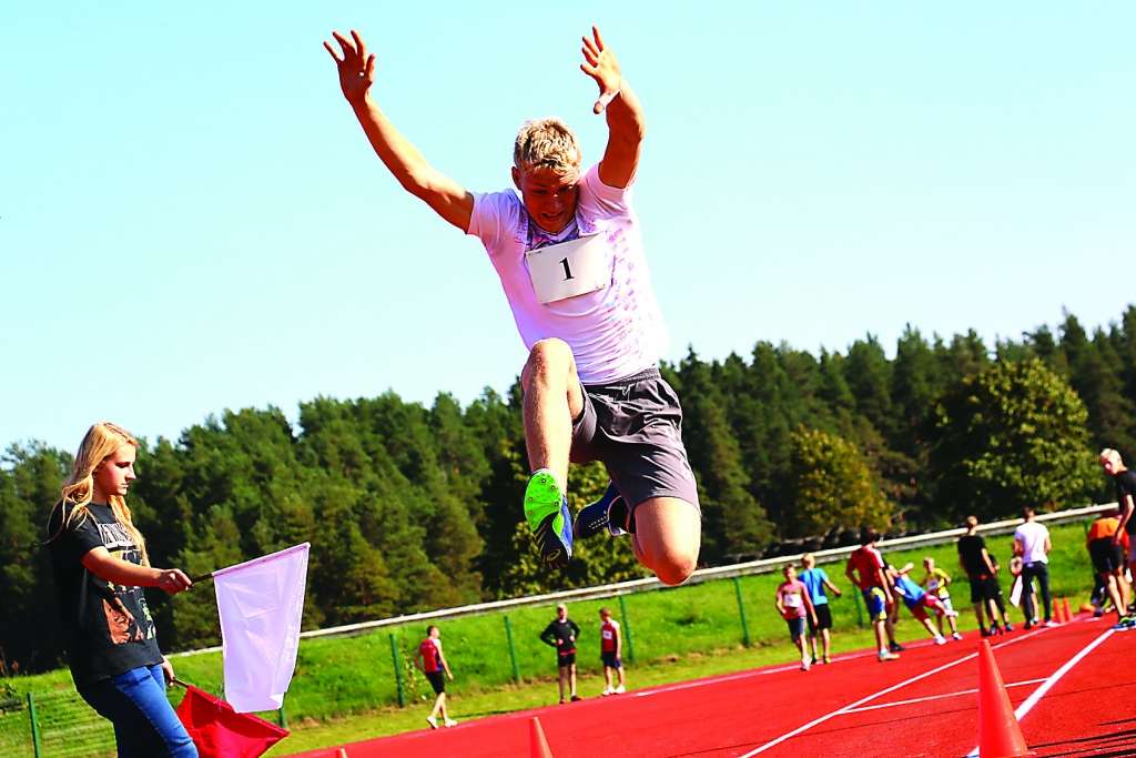 Pretī jauniem mērķiem un izaicinājumiem Smiltenes pilsētas stadionā ne tikai sportisti, bet ikviens interesents. Izrādās, ka daudzi iedzīvotāji nemaz nezina, ka arī viņiem ir iespēja doties uz stadionu un izmantot skrejceliņus, izņemot gadījumus, kad tur notiek sacensības un netraucē organizētiem treniņiem.                                                                                                                                                                                                                                          
Autors:  SANTA SINKA