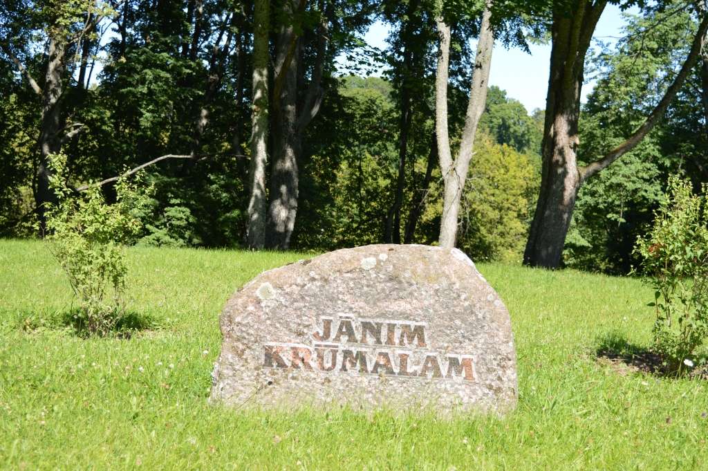 Piemiņas plāksne ārstam Jānim Krūmalam būtu daudz labāka iedzīvotāju pateicība, nekā Vecā parka malā pie akmens iestādīt ziemcietes, uzskata “Sarkanā Krusta Smiltenes slimnīcas” valdes priekšsēdētāja Sarmīte Zvirgzdiņa.                                                                                                                                                                  
Autors:  SANDRA PĒTERSONE