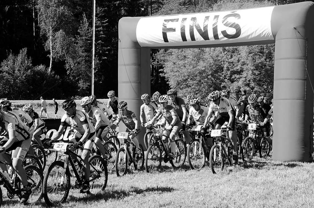 Trasē vienlaikus dodas gandrīz 100 velosportistu.                                                                                      
Autors:  ALDIS DUBĻĀNS