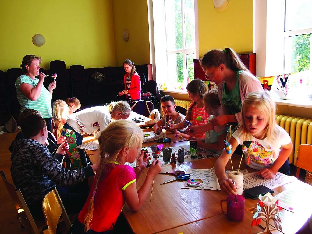 Dāvanu darbnīcas dalībnieki izdaiļo telpas ar pašu gatavotiem dekoriem, lai nosvinētu iegūto telpu divu gadu jubileju.                                                                                                                                                                               
Autors:  LINDA KRŪMIŅA