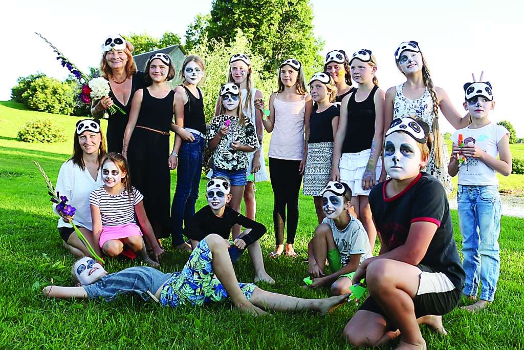 Daži skolēni bērnu vasaras teātri “Panda” gaida gadu, jo zina, ka šīs ir viņu labākās vasaras dienas. Arī šogad Zinaidai Bērzai izdevās bērniem sagādāt pozitīvu, enerģisku un atraktīvu kopā būšanu.                       
Autors:  SANTA SINKA