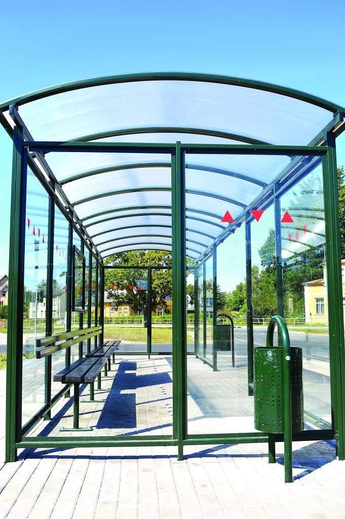 Trešdien Strenču autoostas paviljonam tika izsisti trīs lielie stikli: divi sānos (attēlā - kreisajā pusē) un viens - priekšpusē.  To redzot, strencēnieši nepalika vienaldzīgi.                                                              
Autors:  SANDRA PĒTERSONE