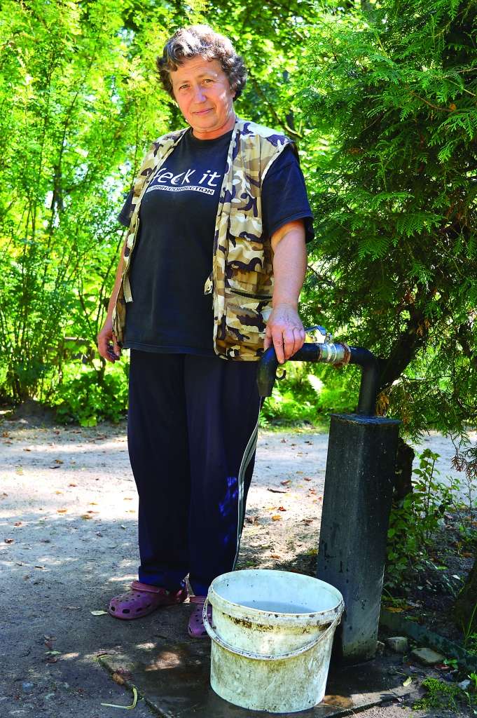 Paldies vārdus no cilvēkiem par Smiltenes kapsētā uzlabotajiem ūdens krāniem dzirdējusi arī kapu strādniece Liesma Zālīte.           
Autors:  SANDRA PĒTERSONE 
