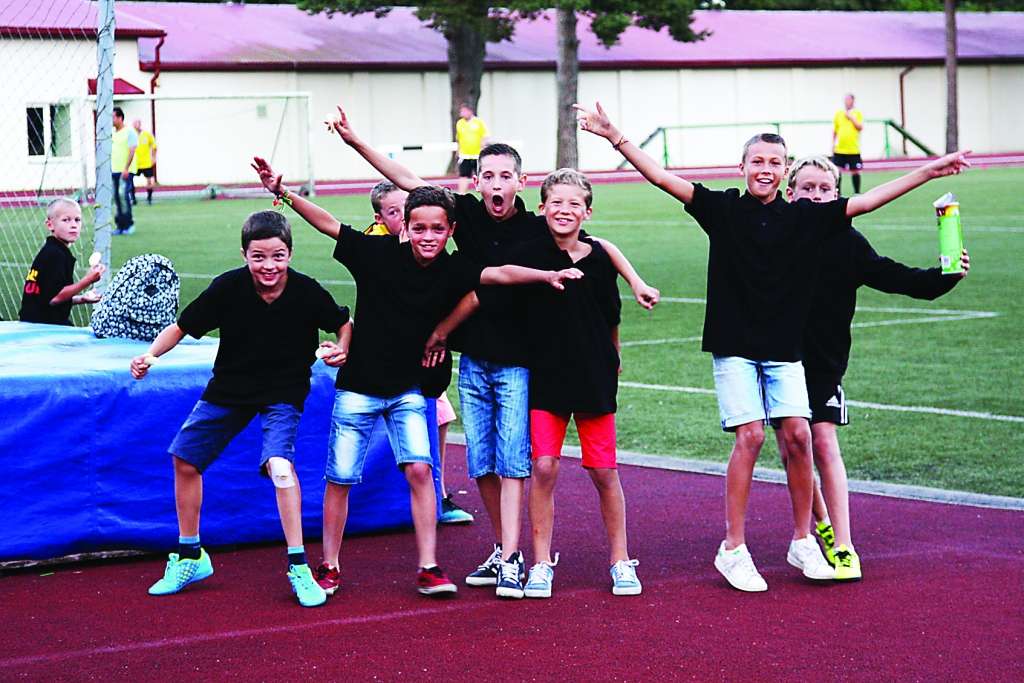 Savu treneri draudzības spēlē aktīvi atbalsta Beļģijas komandas dalībnieki.       
Autors:  ALDIS DUBĻĀNS