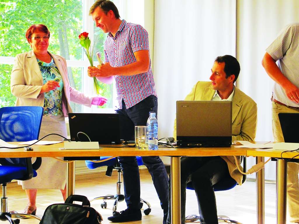 Valkas novada domes kancelejas vadītāja Gundega Ukre ar simbolisku piemiņas velti pateicas bijušajam pašvaldības deputātam Ivaram Novikam par darbu.                                                                                               
Autors:  INGA KARPOVA