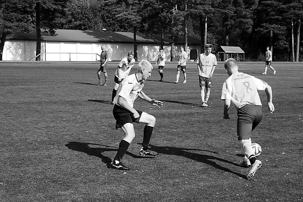 Otrā puslaika vidū SC “Balvi” futbolisti panāca neizšķirtu, kas rosināja lielāku spēles intrigu, taču atlikušajā laikā viss nostājās savās vietās.                                                                                                                                  
Autors:  ALDIS DUBĻĀNS