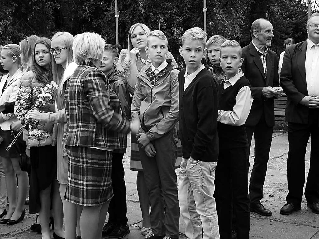 Valkas ģimnāzijas 7.a klases audzinātāja Inese Kāposte svinīgajā skolas sākuma pasākumā Lugažu laukumā saņem pēdējos direktores Lilitas Kreicbergas uzmundrinājumus.                                                                
Autors:   INGA KARPOVA