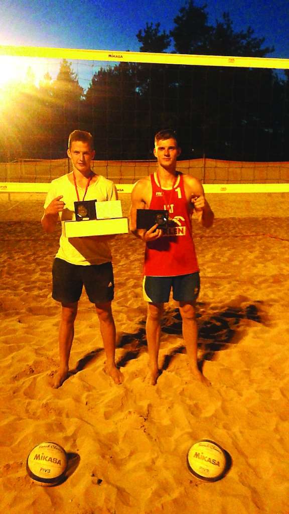 Pludmales volejbola turnīra “Valka Beach 2015” kopvērtējumā uzvarēja Gints Švecs (no labās) un Rihards Visockis.                               
Autors:  Anda Mičule
