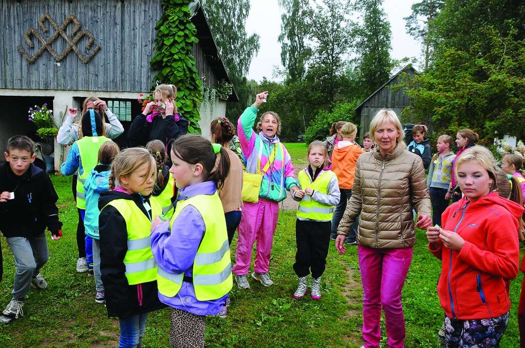 Ērģemes pamatskolas direktore Olita Šauja (centrā) sadala visus bērnus komandās un tad sākas rotaļas.                                                        
Autors:  AIVARS ZILBERS