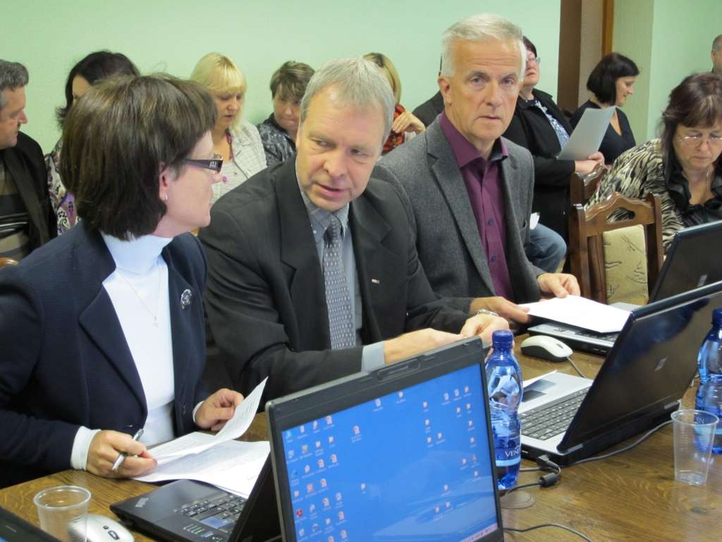 Valkas novada domes Dzīvokļu komisijas priekšsēdētājs Valdis Rogainis (pirmais no labās) aktīvi diskutēja lemjot par jaunajiem grozījumiem, kas skar pašvaldības dzīvojamo fondu.                                                                                                                                                                                                                    
Autors:   INGA KARPOVA