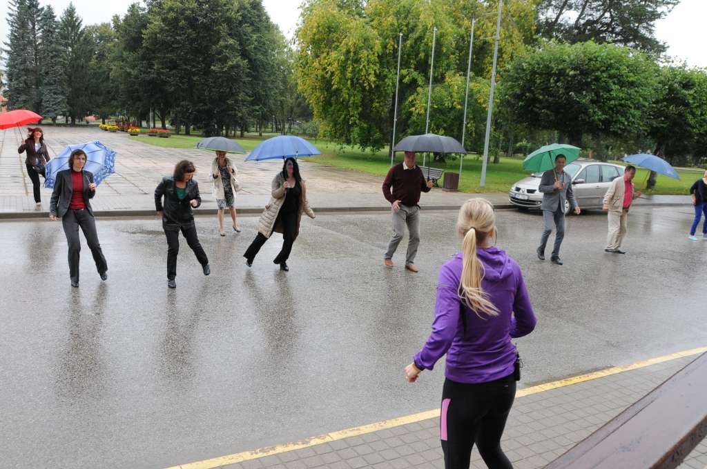 Šoreiz aktīvā pusdienas vingrošanas pauze notika zem lietussargiem. 
                                                                                                                       
Autors:  ALDIS DUBĻĀNS