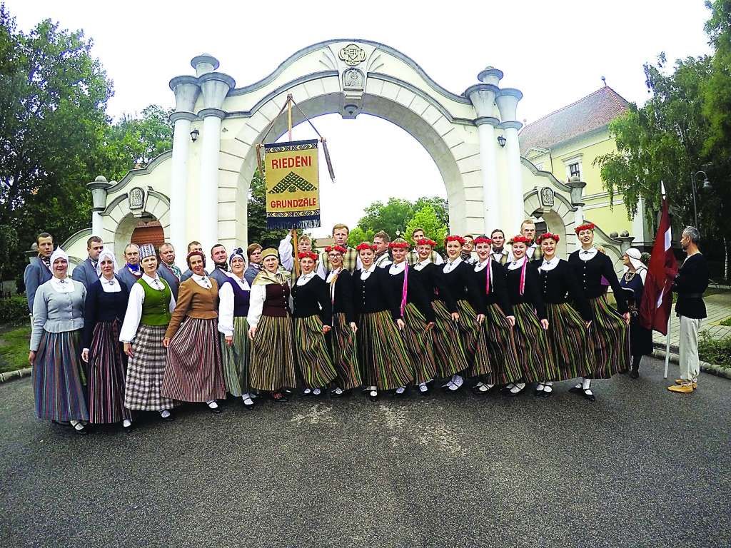Jauno sezonu drīz uzsāks Grundzāles kultūras nama jauniešu deju kolektīvs “Riedēni”. Kolektīvam jau kļuvis par tradīciju ik vasaru uzstāties ārzemēs (attēlā - “Riedēni” šovasar Ungārijā, starptautiskā folkloras un tautas deju festivālā).                                                                                                                                                           
Autors:  AUSMA CĪRULNIECE