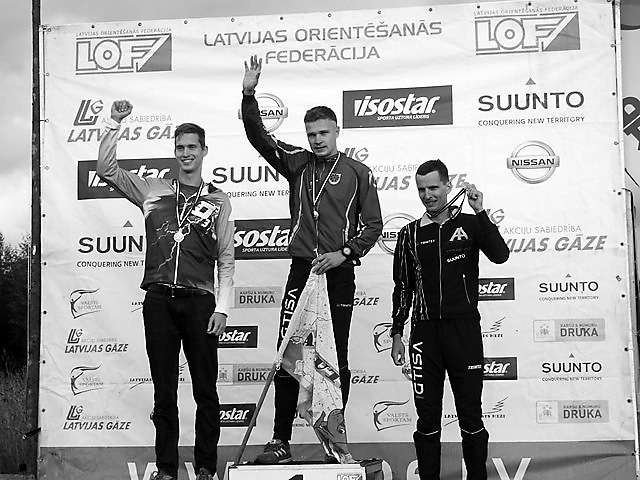 Pirmo reizi savā sportista karjerā grundzālietis Artūrs Pauliņš (vidū) uzvarēja Latvijas čempionātā orientēšanās sportā vidējā distancē. Otrajā vietā - Jānis Tamužs (“Ozons”), trešajā - Andris Jubelis (“Mežmalas/Madona”). 
                                                                                                                                                                                   
Autors:  MĀRIS STABIŅŠ