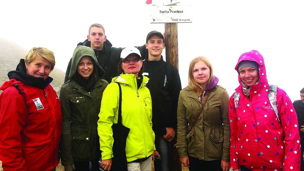 Šī Valkas pašvaldības delegācijas kopbilde ar tās dalībniekiem – novada domes Attīstības un plānošanas nodaļas vadītāju Guntu Smani, Valkas ģimnāzijas skolnieci Karīnu Kurpnieci, novada domes deputāti Undu Ozoliņu, ģimnāzisti Lauru Strumpi, ainavu arhitekti Jolantu Kriviņu, projektu vadītāju Tomu Simtiņu un ģimnāzistu Valteru Rancānu – tapusi uz Polijas – Slovākijas robežas 157 metru augstumā virs jūras līmeņa.      
Autors:   NO PERSONĪGĀ ARHĪVA