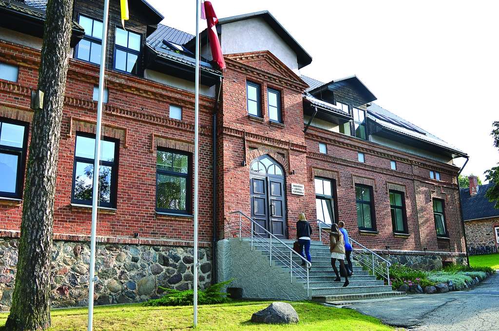 Rīt Smiltenes Centra vidusskola savas durvis atvērs ne tikai skolēniem, bet visiem, kuri vēlēsies apciemot savu skolu tās 70 gadu jubilejā.                                                                                                                                                 
Autors:  SANDRA PĒTERSONE