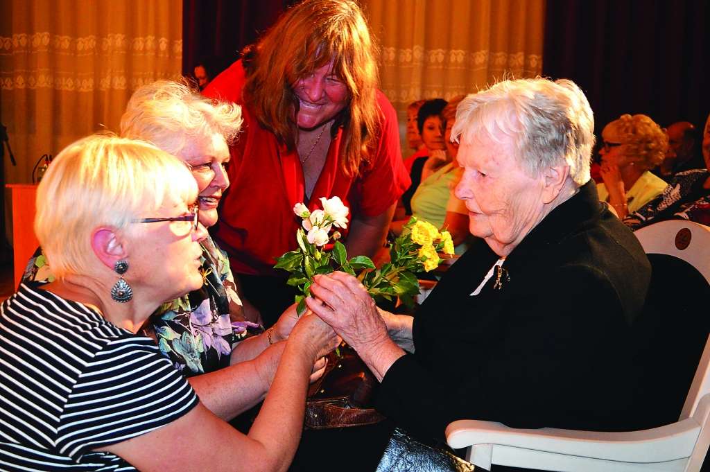Pensionētā sākumskolas pedagoģe Velta Putniņa bija pirmā skolotāja Līgai Lorei, tagad Mellei (no kreisās), Inesei Vēciņai (tagad Upmalei) un Aidai Lārmanei (tagad Indusai), kuras 1. klasē sāka mācīties 1961. gadā. 