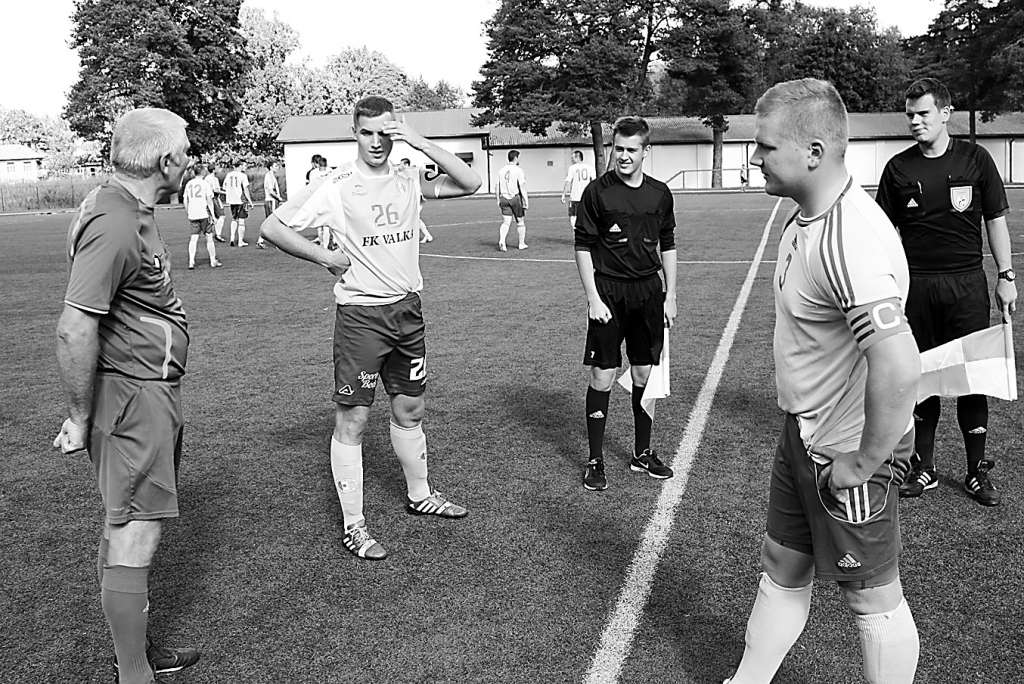 Komandu kapteiņiem jāizšķira - izvēlēties vārtus vai bumbu. Bildi “futbols 2”