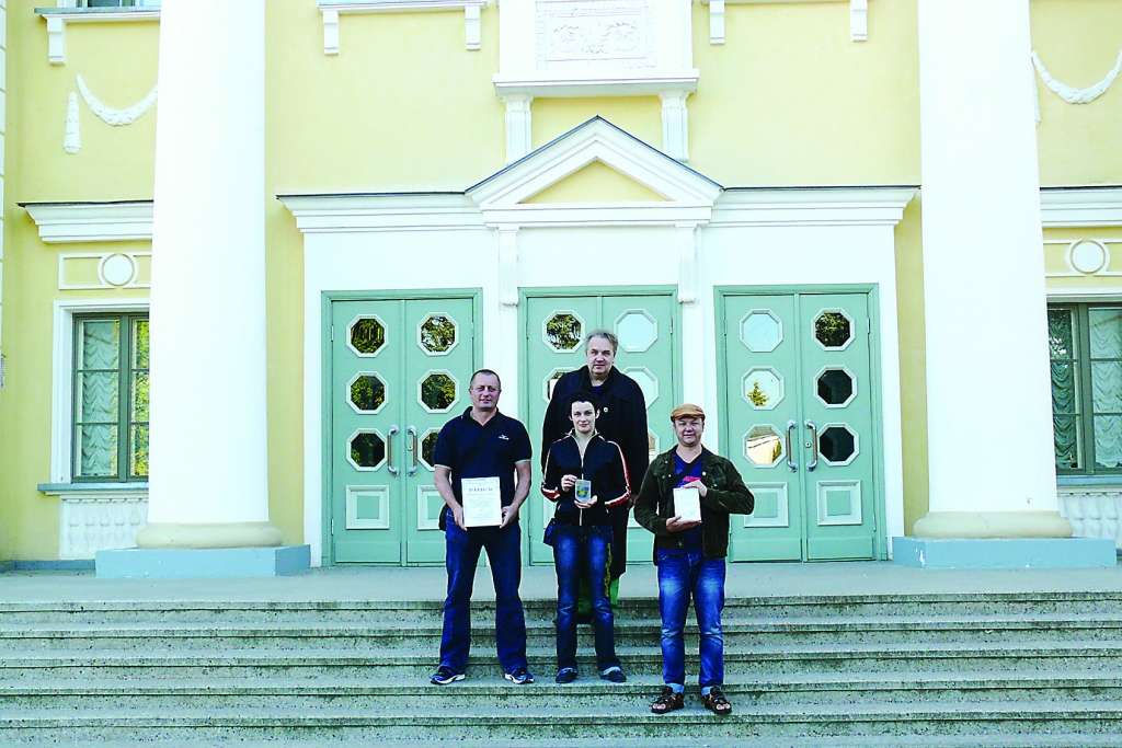 Valcēnieši ar balvām un jaunām ierosmēm gandarīti par piedalīšanos festivālā.                           
Autors:   NO TEĀTRA ARHĪVA