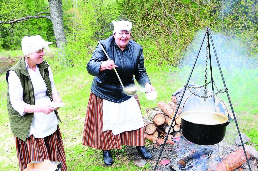 Plāņu pagasta viena no darbīgākajām iedzīvotājām Rita Zeltīte Treisnere (no labās) aicina plānēniešus pieteikties Apkūlības svētku svinēšanai. 

Autors:   INGA KARPOVA
