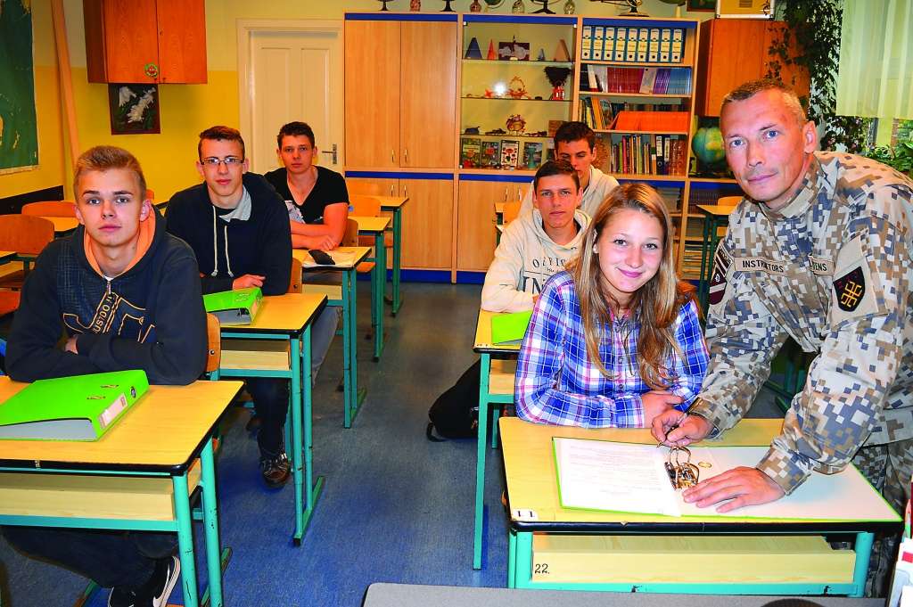 Strenču novada vidusskolā šajā mācību gadā ir jauns mācību priekšmets - valsts aizsardzības mācība, ko 10. klasei pasniedz jaunsardzes instruktors Ritvars Leitens.                                                                          
Autors:  SANDRA PĒTERSONE
