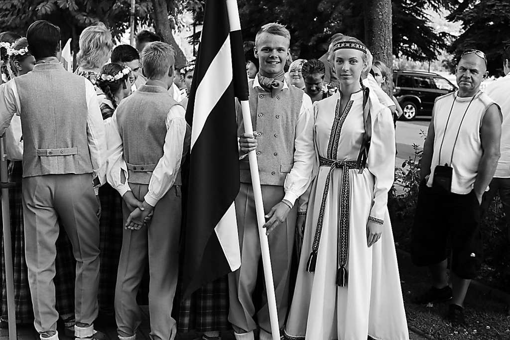 Smiltenes pilsētas kultūras centra bērnu deju kolektīva “Dadži” dalībnieki Kristers Roziņš un Elīza Kaupe kopā ar pārējiem dejotājiem no Smiltenes ar lepnumu starptautiskajā deju festivālā Maķedonijā pārstāv ne vien Smiltenes novadu, bet arī Latviju.                                               
Autors:  NO PERSONĪGĀ ARHĪVA