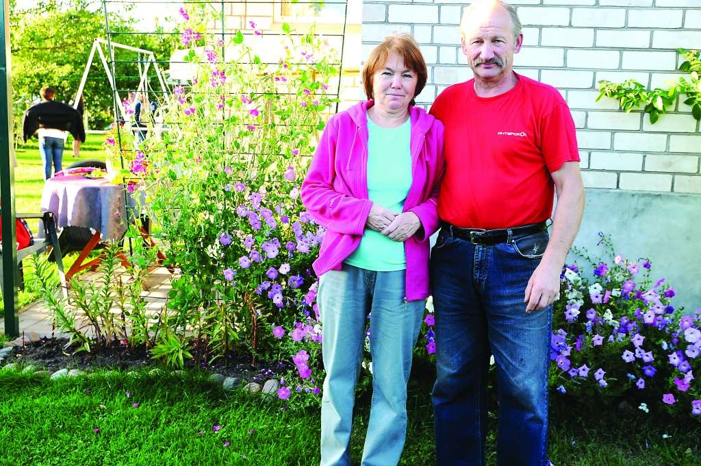 Lidija un Arturs Rundes rūpīgi kopj savu pagalmu. Lidija pārzina dobes, bet Arturs atbild par zāles appļaušanu.                                                                                                                                                                                                                                                                                                                        
Autors:  AIVARS ZILBERS