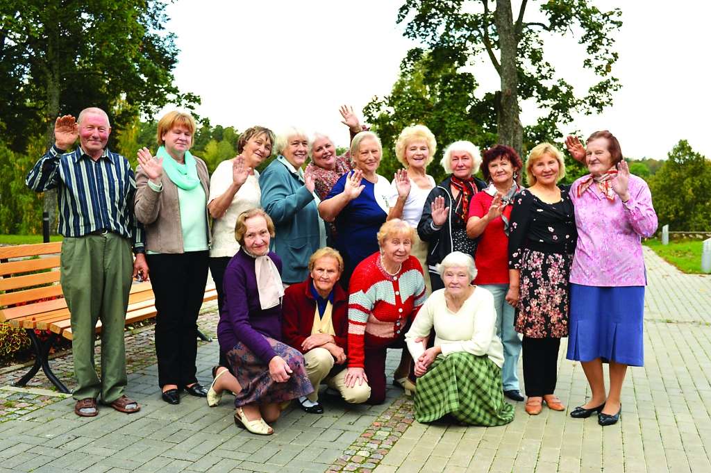 Biedrības “Atbalsts cilvēkiem ar īpašām vajadzībām” senioru deju kopa “Pīlādzītis” nupat nosvinēja devīto jubileju. Dzīvespriecīgie seniori jūtas tikpat jauni kā tolaik, kad sapulcējās pirmo reizi uz kopīgu mēģinājumu. Attēlā kopā ar biedrības valdes priekšsēdētāju Diānu Vītolu (otrajā rindā otrā no kreisās).                                                 
Autors:  SANTA SINKA