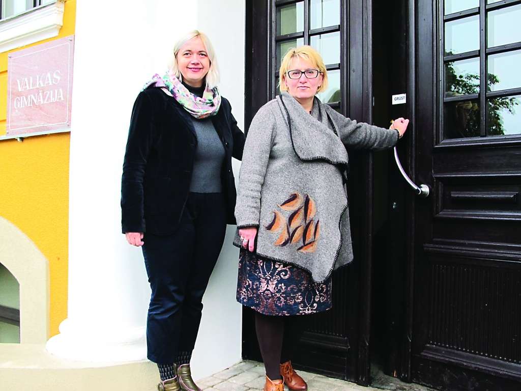 Valkas ģimnāzijas direktore Lilita Kreicberga (no labās) un direktores vietniece ārpusstundu jomā Andriga Lozda aicina šīs nedēļas nogali pavadīt Valkā. Skolas durvis būs atvērtas ikvienam, kas sevi uzskata par tai piederīgu.                                                                                                                      
Autors:  INGA KARPOVA