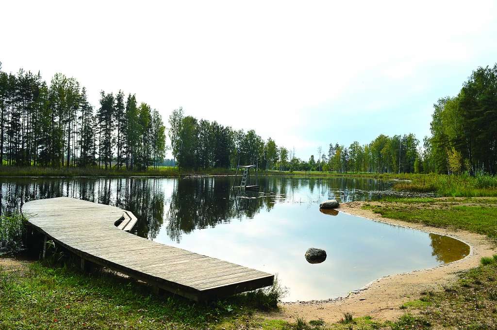 Smiltenes novadā pēdējo gadu laikā arvien vairāk tiek labiekārtotas ezermalas, padarot tās pievilcīgākas un ērtākas atpūtniekiem. Viena no šādām vietām ir Bilskas ezers, kuram apkārt tiks veidota dabas taka. 

Autors:  SANTA SINKA