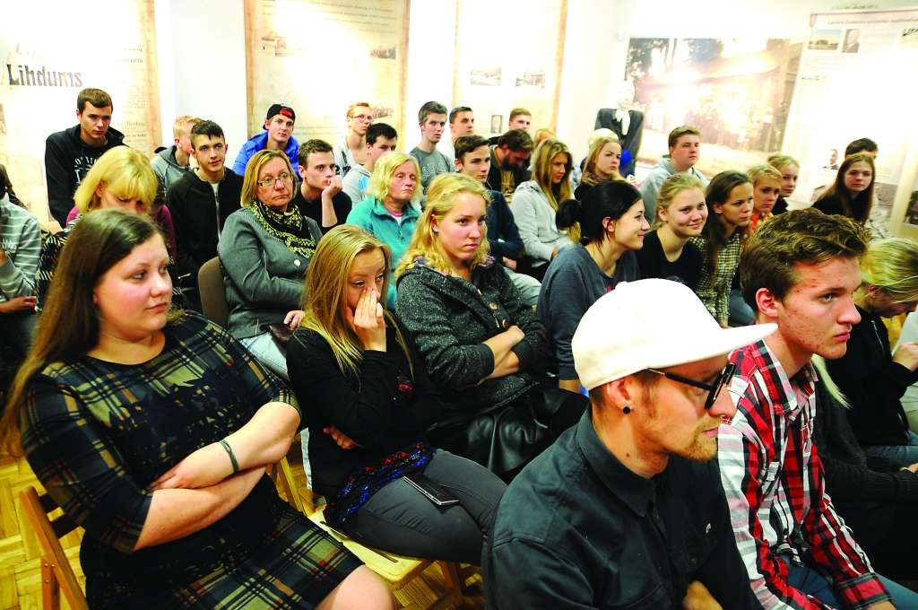 Valkas ģimnāzisti un citi interesenti uzzina daudz jauna par Valkas un Valgas robežas veidošanu.                                                                       
Autors:  ALDIS DUBĻĀNS