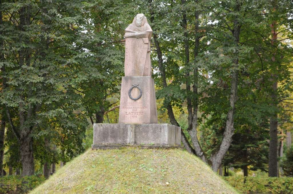 Valcēnieši par savu kultūras kanonu uzskata arī Senlatviešu karavīra pieminekli, kas visā Latvijā ir vienīgais celtniecības darbs, ko pieskaita kubisma virzienam.                                                                                         
Autors:  AIVARS ZILBERS