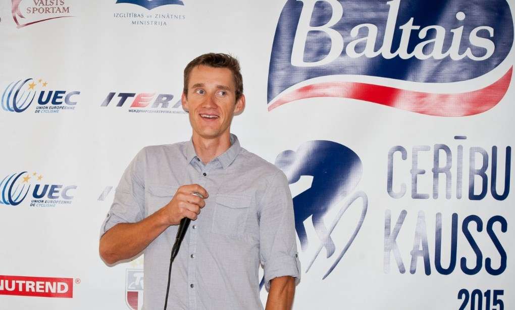 Pirms apbalvošanas jaunos sportistus un mediju pārstāvjus uzrunāja trīs latvieši, kuri startējuši “Tour de France” velobraucienā. Gatis Smukulis atcerējās gan savu uzvaru “Cerību kausā”, gan arī smago ceļu līdz nokļūšanai pasaules prestižākajā velobraucienā.